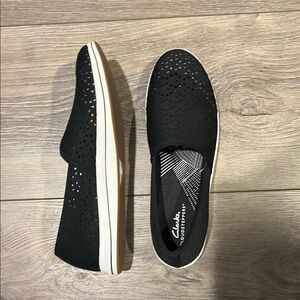 NWT size 9.6 Clarks Black and White Flats